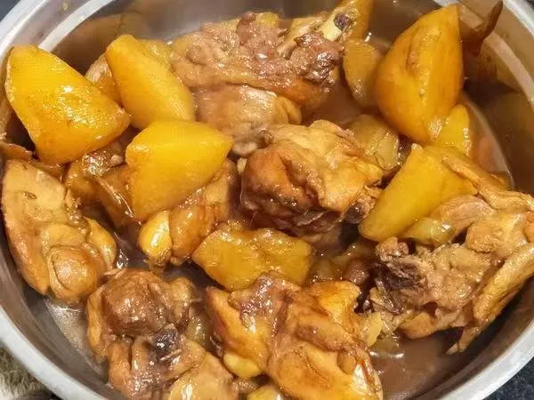 鸡腿炖土豆（上桌秒空盘） 土豆炖鸡腿，可以说是一款特别常见的家常菜，我几乎每周都会做一次，老少皆宜，且营养丰富，特别下饭还不油腻，老人下饭孩子夸赞，就不失为一道
